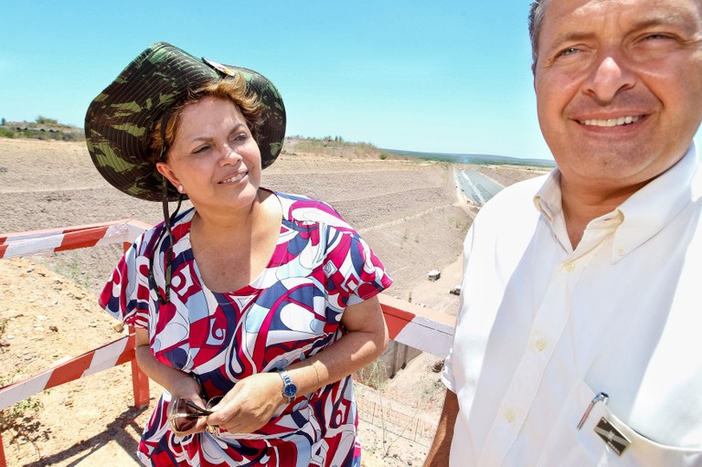 Presidenta Dilma Rousseff e o Governador de Pernambuco Eduardo Campos durante vistoria às obras do lote 13 e do canal de aproximação. Floresta - PE, 08/02/2012