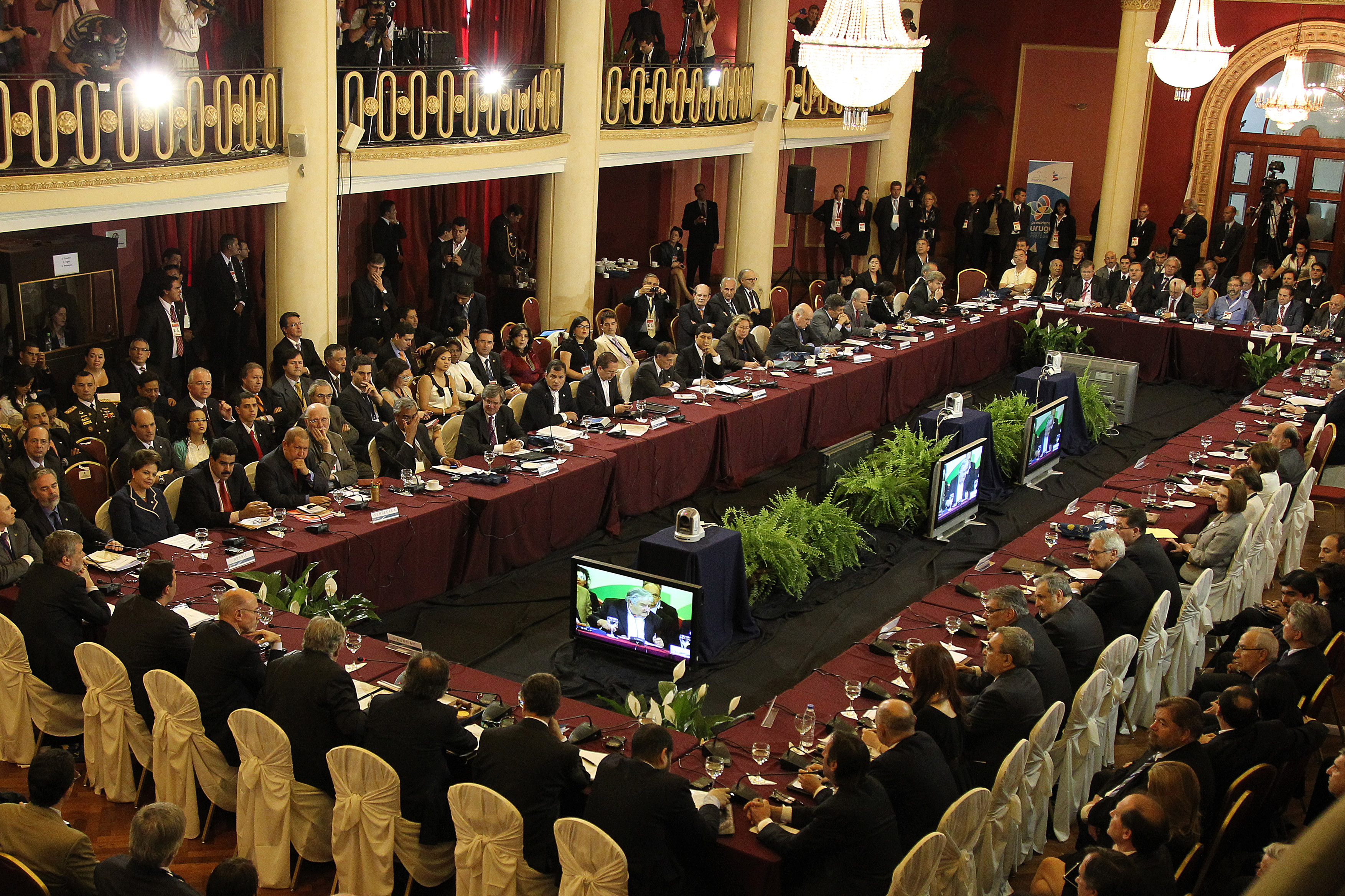 Presidenta Dilma Rousseff durante participação na reunião plenária da XLII Cúpula de Chefes de Estado do Mercosul e Estados Associados. Montevidéu-Uruguai, 20/12/2011