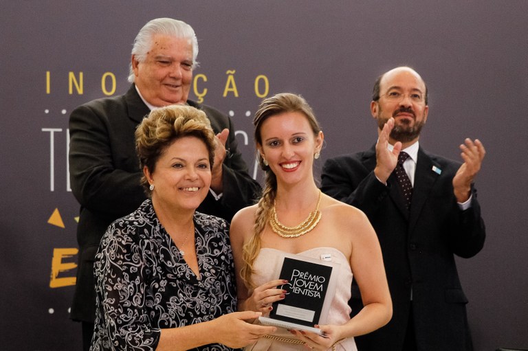Presidenta Dilma Rousseff entrega o prêmio de primeiro lugar na categoria ensino superior para Priscila Ariane Loschi da Universidade do Estado de Minas Gerais (UEMG) durante cerimônia de entrega do XXVI Prêmio Jovem Cientista no Palácio do Planalto. Brasília - DF, 18/12/2012