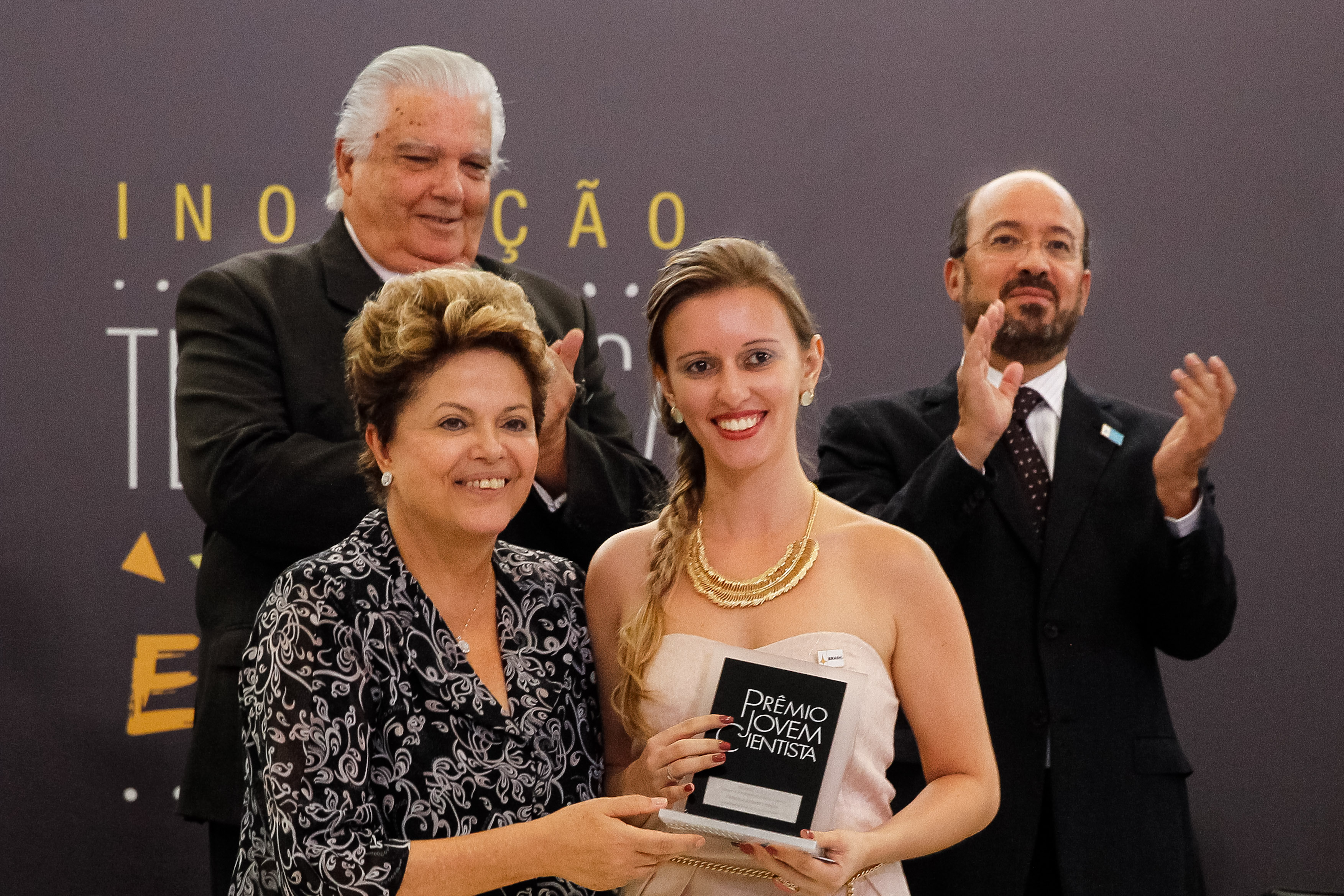 Presidenta Dilma Rousseff entrega o prêmio de primeiro lugar na categoria ensino superior para Priscila Ariane Loschi da Universidade do Estado de Minas Gerais (UEMG) durante cerimônia de entrega do XXVI Prêmio Jovem Cientista no Palácio do Planalto. Brasília - DF, 18/12/2012