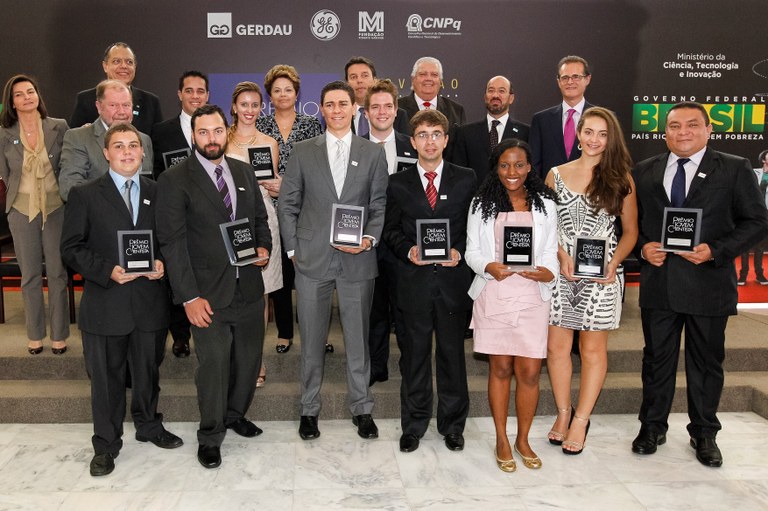 Presidenta Dilma Rousseff posa para foto com alunos durante cerimônia de entrega do XXVI Prêmio Jovem Cientista no Palácio do Planalto. Brasília - DF, 18/12/2012