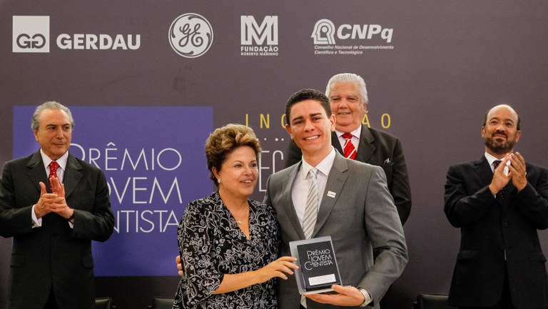 Presidenta Dilma Rousseff entrega o prêmio de primeiro lugar na categoria graduado para Rodrigo Gonçalves Dias da Universidade de São Paulo (USP) durante cerimônia de entrega do XXVI Prêmio Jovem Cientista no Palácio do Planalto. Brasília - DF, 18/12/2012