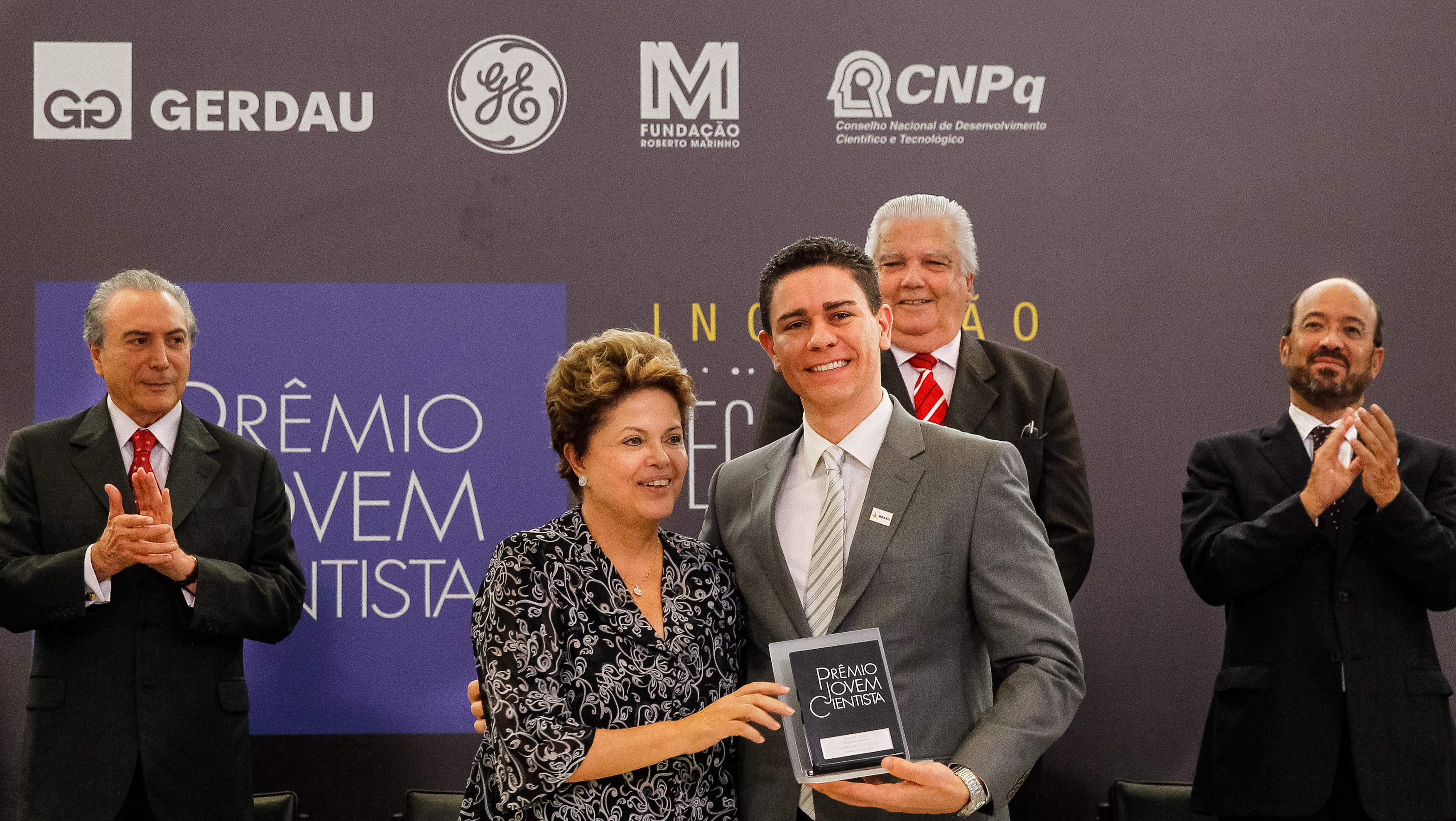 Presidenta Dilma Rousseff entrega o prêmio de primeiro lugar na categoria graduado para Rodrigo Gonçalves Dias da Universidade de São Paulo (USP) durante cerimônia de entrega do XXVI Prêmio Jovem Cientista no Palácio do Planalto. Brasília - DF, 18/12/2012