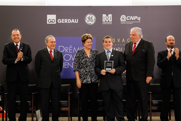 Presidenta Dilma Rousseff entrega o prêmio de primeiro lugar na categoria ensino médio para João Pedro Vital Brasil Wieland do Colégio de Aplicação da Universidade Federal do Rio de Janeiro (CAP-UFRJ) durante cerimônia de entrega do XXVI Prêmio Jovem Cientista no Palácio do Planalto. Brasília - DF, 18/12/2012