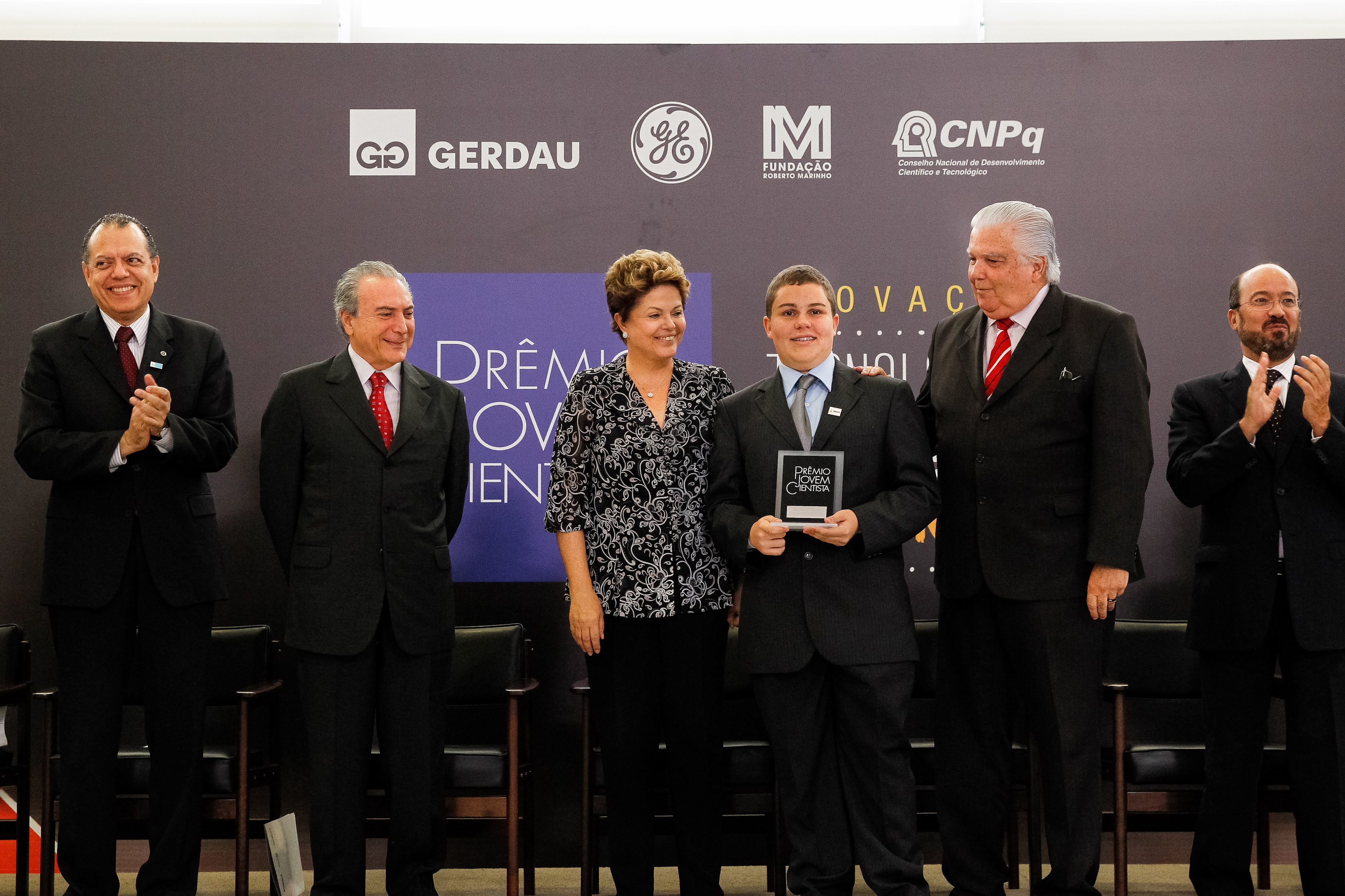 Presidenta Dilma Rousseff entrega o prêmio de primeiro lugar na categoria ensino médio para João Pedro Vital Brasil Wieland do Colégio de Aplicação da Universidade Federal do Rio de Janeiro (CAP-UFRJ) durante cerimônia de entrega do XXVI Prêmio Jovem Cientista no Palácio do Planalto. Brasília - DF, 18/12/2012