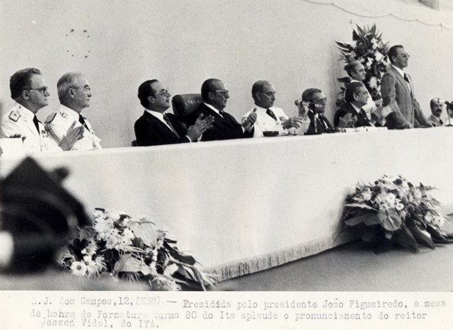 Presidente João Figueiredo, a mesa de honra de formatura turma 80 do ITA, aplaude o pronunciamento do reitor Janssen Vidal do ITA