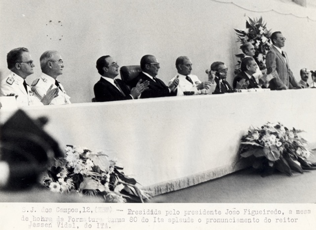 Presidente João Figueiredo, a mesa de honra de formatura turma 80 do ITA, aplaude o pronunciamento do reitor Janssen Vidal do ITA