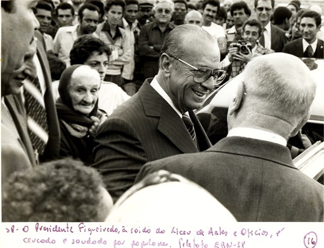 Presidente João Figueiredo à saída do Liceu de Artes e Ofícios, é cercado e saudado por populares