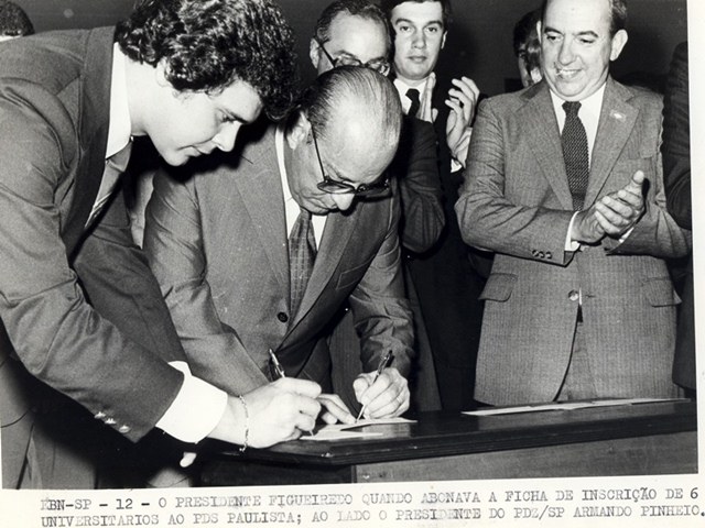 Presidente João Figueiredo abona ficha de inscrição de 6 universitários ao PDS paulista, ao lado, o presidente do PDS-SP, Armando Pinheiro