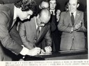 Presidente João Figueiredo abona ficha de inscrição de 6 universitários ao PDS paulista, ao lado, o presidente do PDS-SP, Armando Pinheiro