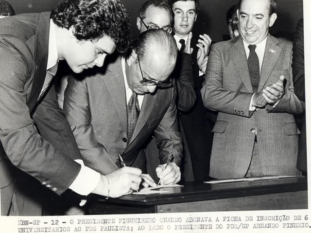 Presidente João Figueiredo abona ficha de inscrição de 6 universitários ao PDS paulista, ao lado, o presidente do PDS-SP, Armando Pinheiro