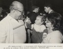 Presidente João Figueiredo acaricia uma criança na saída da clínica