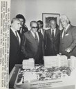 Presidente João Figueiredo acompanhado do gov. Franco Montoro, ouve do arquiteto Maurício Kogan, exposição sobre as novas instalações do Lar dos Velhinhos