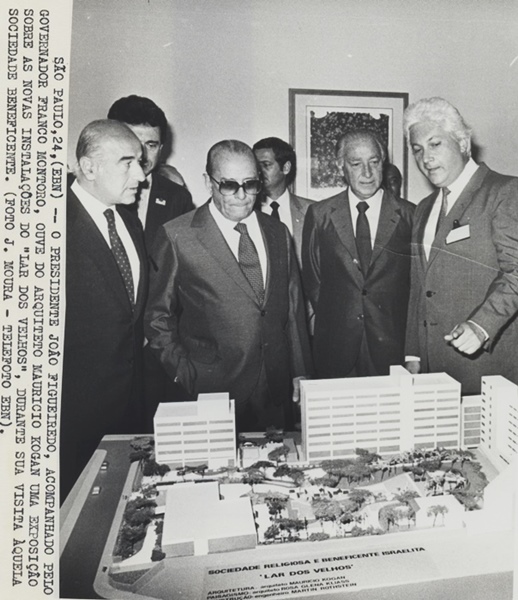 Presidente João Figueiredo acompanhado do gov. Franco Montoro, ouve do arquiteto Maurício Kogan, exposição sobre as novas instalações do Lar dos Velhinhos