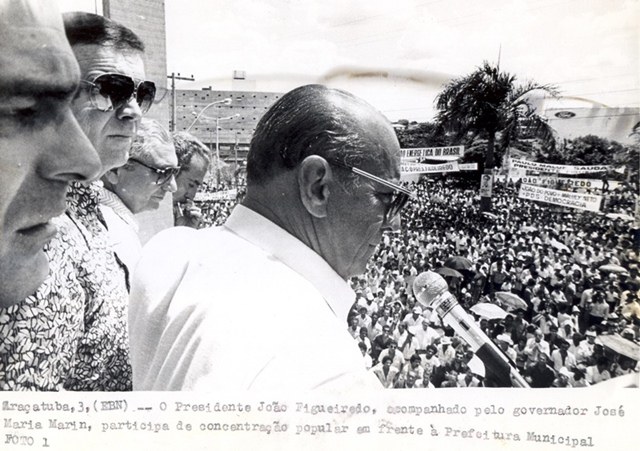 Presidente João Figueiredo acompanhado do governador José Maria Marin, participa de concentração popular em frente  a prefeitura municipal
