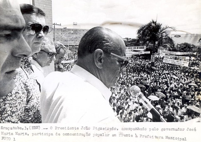 Presidente João Figueiredo acompanhado do governador José Maria Marin, participa de concentração popular em frente  a prefeitura municipal