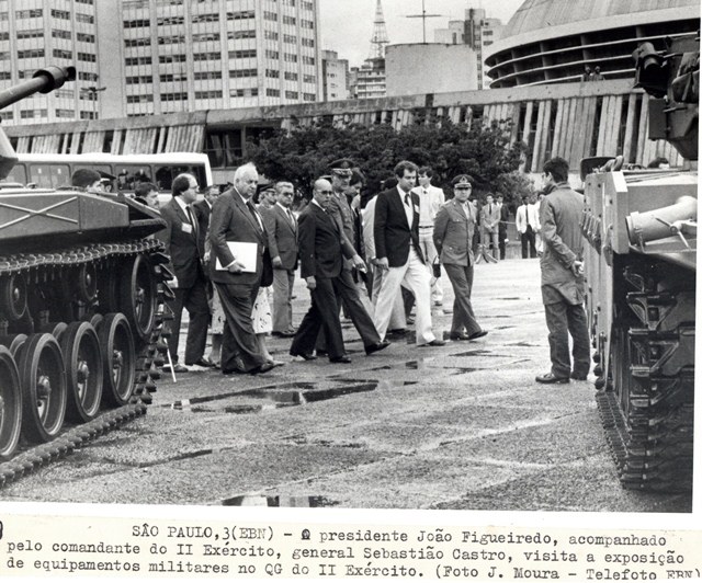 Presidente João Figueiredo  acompanhado pelo comandante do II exército, Gen. Sebastião Castro, visita a exposição de equipamentos militares no QG do II Exército