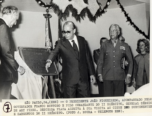 Presidente João Figueiredo acompanhado pelo gov. Franco Montoro, e pelo comandante do II exército, Gen. Sérgio de Ary Pires, descerra placa