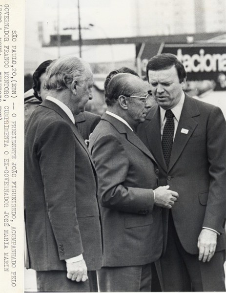 Presidente João Figueiredo acompanhado pelo governador Franco Montoro, cumprimenta o ex-governador José Maria Marin