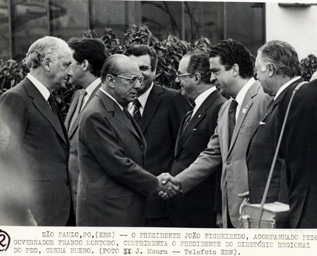 Presidente João Figueiredo acompanhado pelo governador Franco Montoro, cumprimenta o presidente do diretório regional do PDS, Cunha Bueno