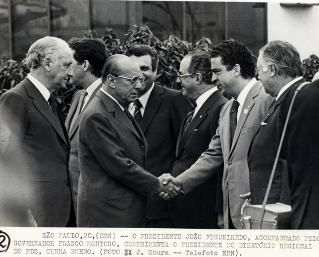 Presidente João Figueiredo acompanhado pelo governador Franco Montoro, cumprimenta o presidente do diretório regional do PDS, Cunha Bueno