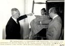 Presidente João Figueiredo  acompanhado pelo presidente do círculo militar de São Paulo, Gen. Luiz Faro, descerra a placa alusiva à sua visita