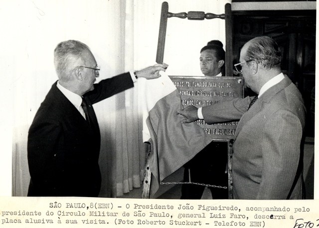 Presidente João Figueiredo  acompanhado pelo presidente do círculo militar de São Paulo, Gen. Luiz Faro, descerra a placa alusiva à sua visita