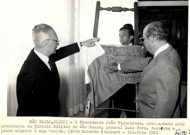 Presidente João Figueiredo  acompanhado pelo presidente do círculo militar de São Paulo, Gen. Luiz Faro, descerra a placa alusiva à sua visita