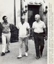 Presidente João Figueiredo, acompanhado pelos médicos, caminha pelos jardins da Eaton House