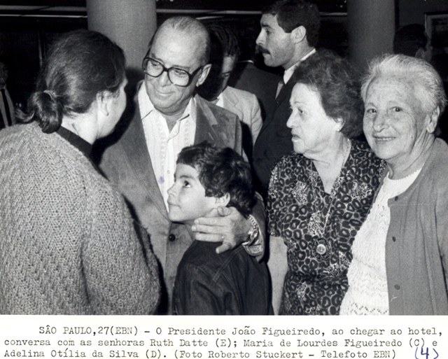 Presidente João Figueiredo ao chegar ao hotel, conversa com as senhoras Ruth Datte, Maria de Lourdes Figueiredo e Adelina Otília da Silva