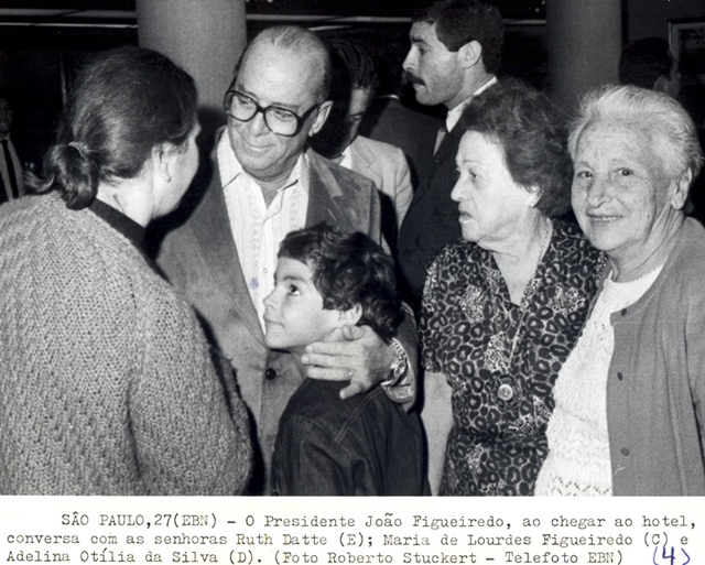 Presidente João Figueiredo ao chegar ao hotel, conversa com as senhoras Ruth Datte, Maria de Lourdes Figueiredo e Adelina Otília da Silva