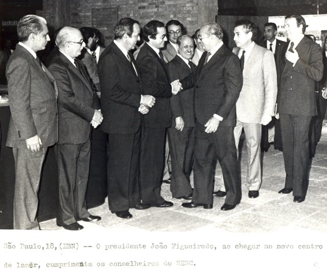 Presidente João Figueiredo ao chegar no novo centro de lazer, cumprimenta os conselheiros do SESC