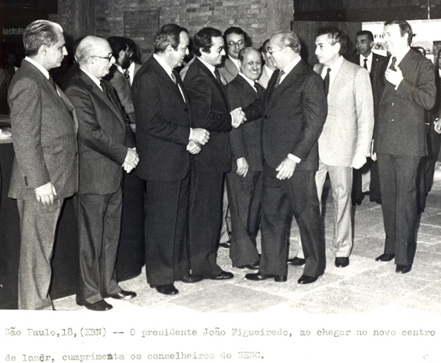 Presidente João Figueiredo ao chegar no novo centro de lazer, cumprimenta os conselheiros do SESC