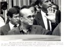 Presidente João Figueiredo, ao deixar a clínica do dr. Haruo Nishimura,  acena para populares