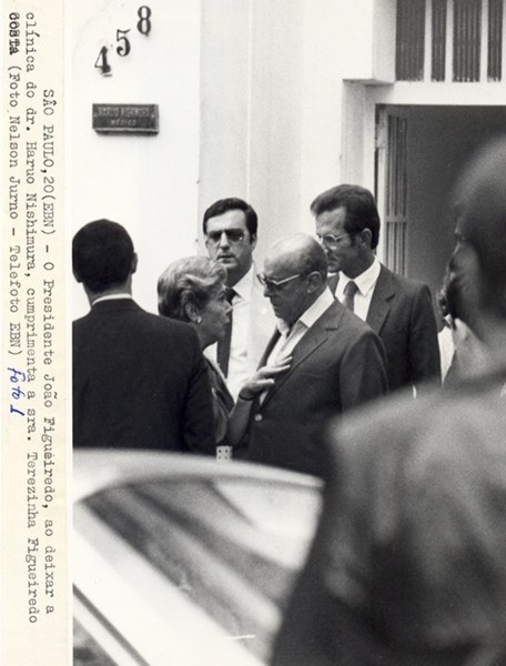Presidente João Figueiredo ao deixar a clínica do dr. Haruo Nishimura, cumprimenta a sra. Terezinha figueiredo Costa