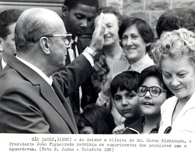 Presidente João Figueiredo ao deixar a clínica do dr. Haruo Nishimura, retribui os cumprimentos dos populares que o aguardavam