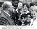 Presidente João Figueiredo ao deixar a clínica do dr. Haruo Nishimura, retribui os cumprimentos dos populares que o aguardavam