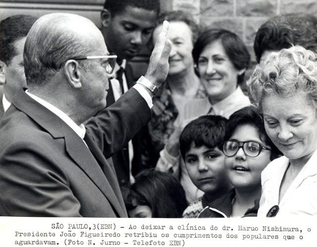 Presidente João Figueiredo ao deixar a clínica do dr. Haruo Nishimura, retribui os cumprimentos dos populares que o aguardavam