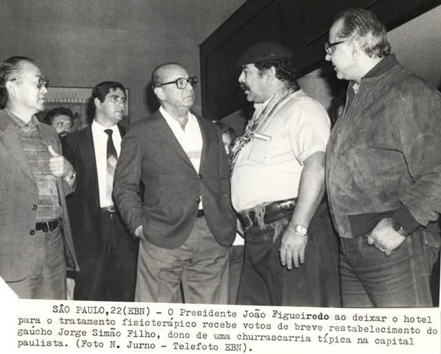 Presidente João Figueiredo ao deixar o hotel para tratamento fisioterápico recebe votos de restabelecimento do gaúcho Jorge Simão Filho