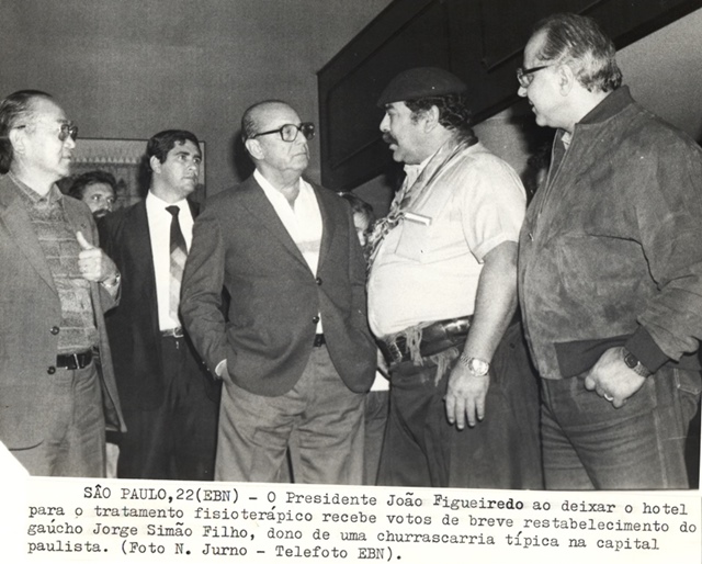 Presidente João Figueiredo ao deixar o hotel para tratamento fisioterápico recebe votos de restabelecimento do gaúcho Jorge Simão Filho