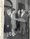 Presidente João Figueiredo ao deixar o hotel, recebe um quadro das mãos da pintora Eduarda Duvivier