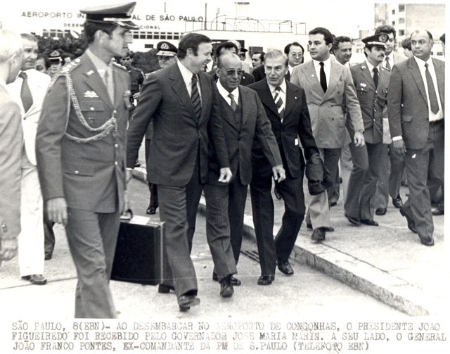 Presidente João Figueiredo ao desembarcar no aeroporto de Congonhas, recebido pelo gov. José Maria Marin e o Gen. João Franco Pontes