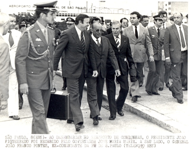 Presidente João Figueiredo ao desembarcar no aeroporto de Congonhas, recebido pelo gov. José Maria Marin e o Gen. João Franco Pontes