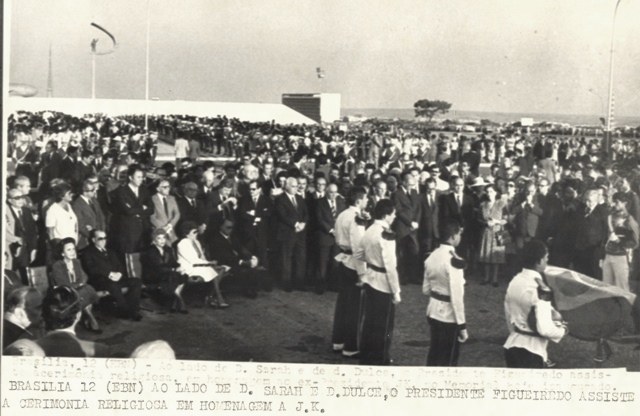 Presidente João Figueiredo ao lado de D. Sarah e D. Dulce, assite a cerimônia religiosa em homenagem a JK