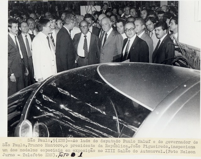 Presidente João Figueiredo  ao lado do dep. Paulo Maluf e do gov. de São Paulo, Franco Montoro, inspeciona um dos modelos especiais no XIII salão do automóvel