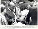 Presidente João Figueiredo ao sair da clínica do dr. Nishimura, cumprimenta populares e assina autógrafos