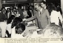 Presidente João Figueiredo após inauguração do centro de aperfeiçoamento profissional do SENAC em Guaratinguetá, São Paulo, cumprimenta funcionários