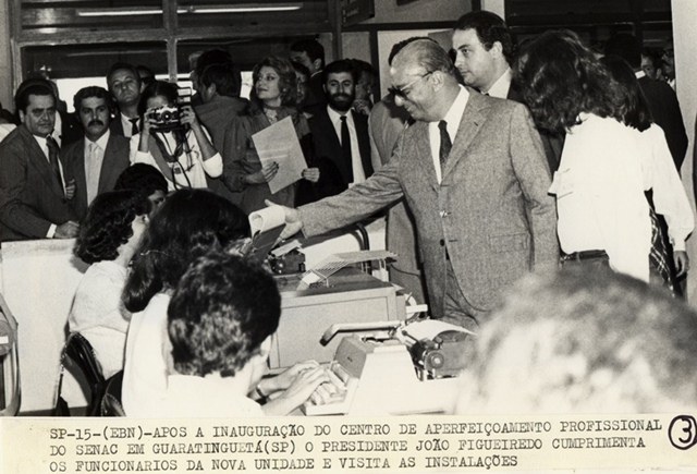Presidente João Figueiredo após inauguração do centro de aperfeiçoamento profissional do SENAC em Guaratinguetá, São Paulo, cumprimenta funcionários