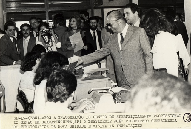 Presidente João Figueiredo após inauguração do centro de aperfeiçoamento profissional do SENAC em Guaratinguetá, São Paulo, cumprimenta funcionários