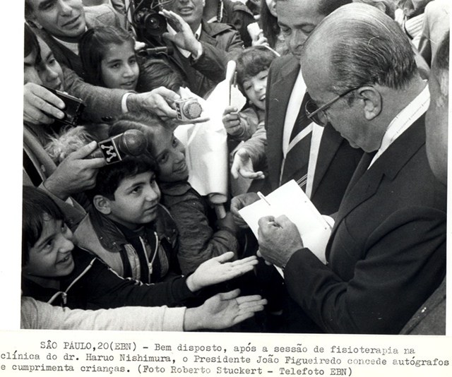 Presidente João Figueiredo após sessão de fisioterapia na clínica do dr. Haruo Nishima, concede autógrafos e cumprimenta crianças